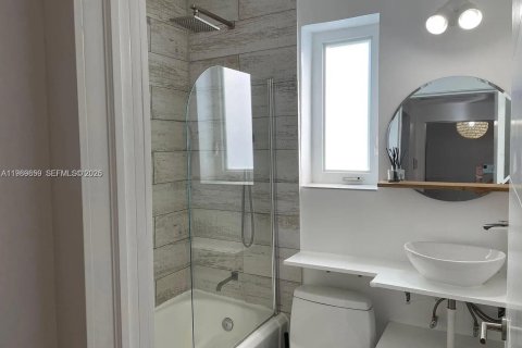 Condo in Miami Beach, Florida, 1 bedroom  № 2051688 - photo 9