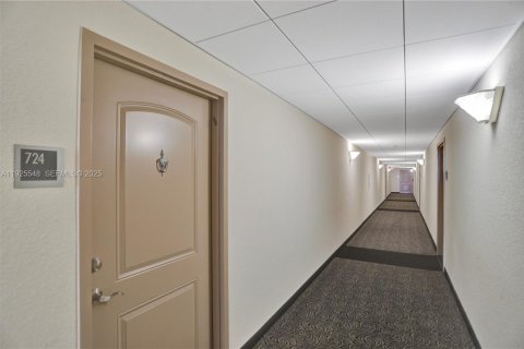 Condo in Sunny Isles Beach, Florida, 2 bedrooms  № 1984127 - photo 17