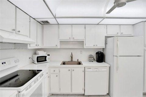 Condo in Sunny Isles Beach, Florida, 2 bedrooms  № 1984127 - photo 11