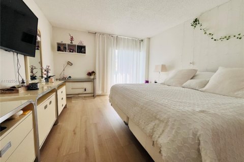 Condo in Sunny Isles Beach, Florida, 2 bedrooms  № 1984127 - photo 12