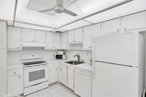 Condo in Sunny Isles Beach, Florida, 2 bedrooms  № 1984127 - photo 10