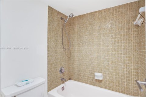 Condo in Sunny Isles Beach, Florida, 2 bedrooms  № 1984127 - photo 16