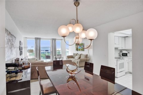 Condo in Sunny Isles Beach, Florida, 2 bedrooms  № 1984127 - photo 9