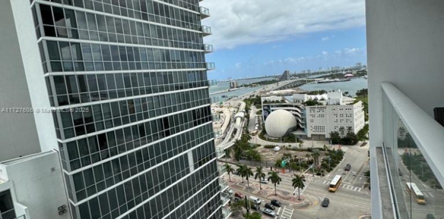 Condominio en Miami, Florida, 1 dormitorio  № 1478572