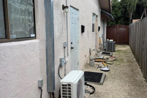 Immobilier commercial à louer à Lauderhill, Floride: 1 chambre, 151.06 m2 № 2389575 - photo 8