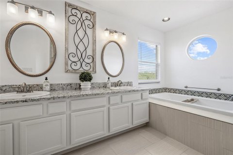 House in Saint Petersburg, Florida 5 bedrooms, 295.62 sq.m. № 1782725 - photo 15