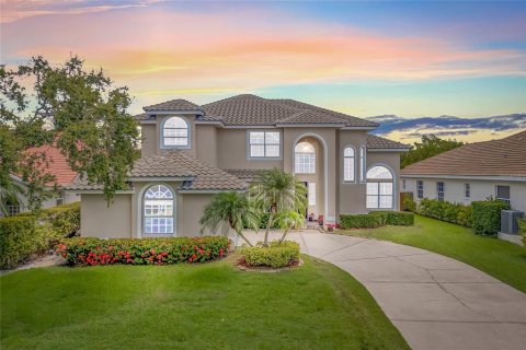 House in Saint Petersburg, Florida 5 bedrooms, 295.62 sq.m. № 1782725 - photo 1