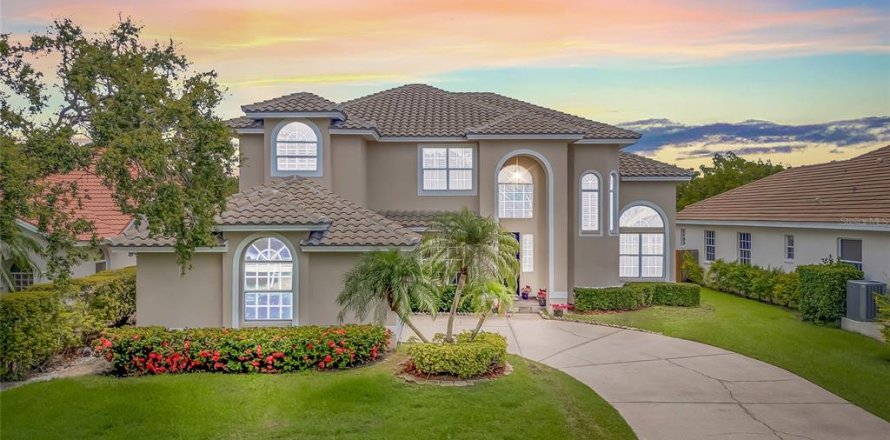 House in Saint Petersburg, Florida 5 bedrooms, 295.62 sq.m. № 1782725