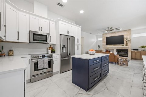 House in Saint Petersburg, Florida 5 bedrooms, 295.62 sq.m. № 1782725 - photo 2