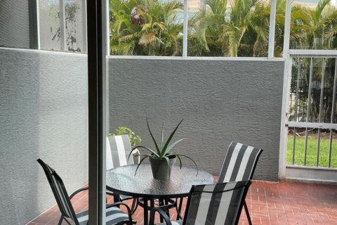 Townhouse in Fort Myers, Florida 3 bedrooms, 143.81 sq.m. № 2250107 - photo 4