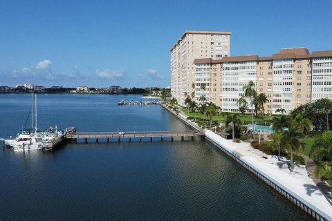 Condo à Saint Petersburg, Floride, 3 chambres  № 2401085