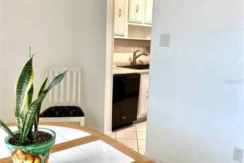 Condo in Saint Petersburg, Florida, 2 bedrooms  № 2155884 - photo 10