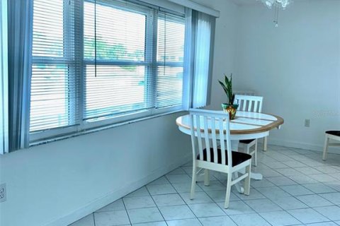 Condo in Saint Petersburg, Florida, 2 bedrooms  № 2155884 - photo 9