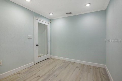 Commercial property in Tavares, Florida 226.68 sq.m. № 2227217 - photo 8