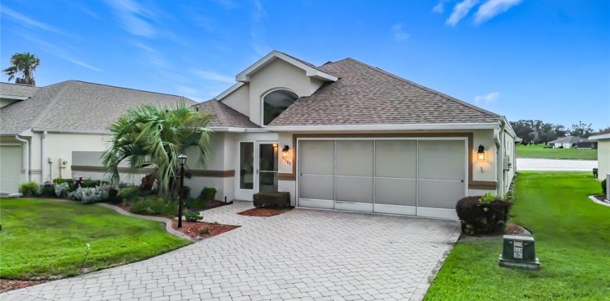 House in Summerfield, Florida 3 bedrooms, 244.98 sq.m. № 2211528