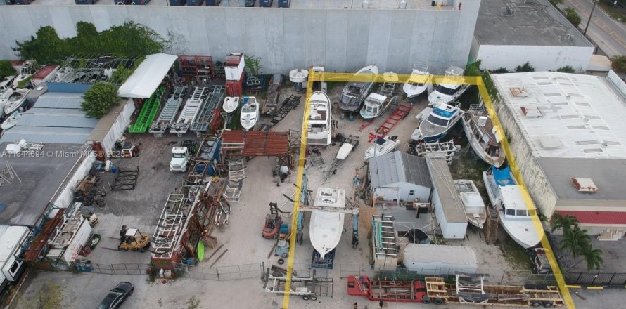Commercial property in Miami, Florida № 1840897