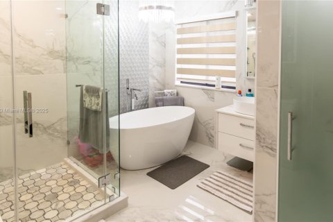 Villa ou maison à vendre à Miami, Floride: 5 chambres, 253.44 m2 № 1979304 - photo 23