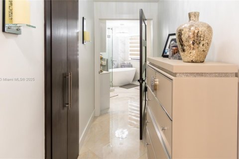 Villa ou maison à vendre à Miami, Floride: 5 chambres, 253.44 m2 № 1979304 - photo 22