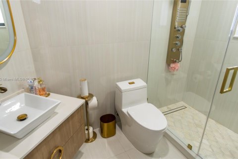 Villa ou maison à vendre à Miami, Floride: 5 chambres, 253.44 m2 № 1979304 - photo 13