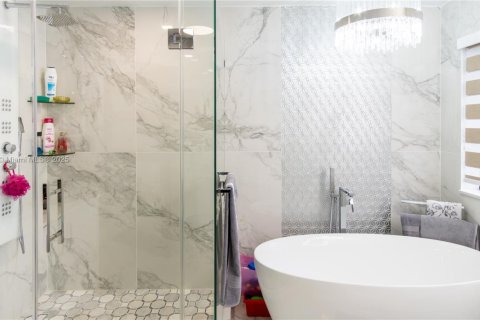 Villa ou maison à vendre à Miami, Floride: 5 chambres, 253.44 m2 № 1979304 - photo 28