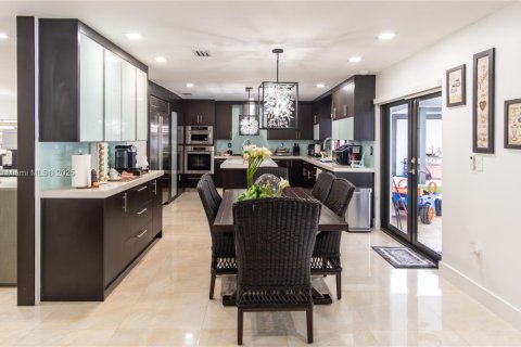 Villa ou maison à vendre à Miami, Floride: 5 chambres, 253.44 m2 № 1979304 - photo 3