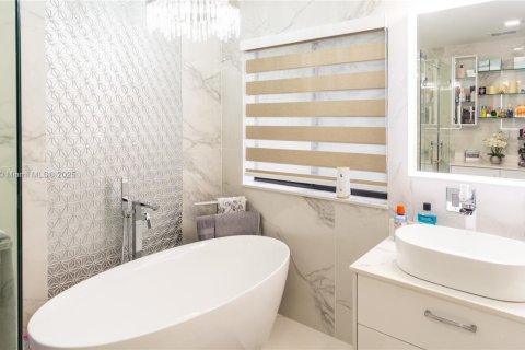 Villa ou maison à vendre à Miami, Floride: 5 chambres, 253.44 m2 № 1979304 - photo 25