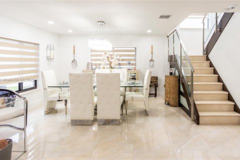 Villa ou maison à vendre à Miami, Floride: 5 chambres, 253.44 m2 № 1979304 - photo 4