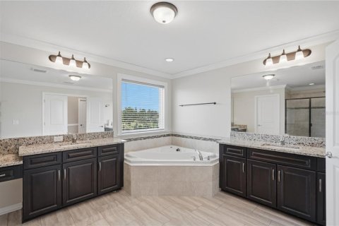 House in Seffner, Florida 5 bedrooms, 444.35 sq.m. № 2342499 - photo 16