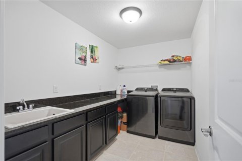 House in Seffner, Florida 5 bedrooms, 444.35 sq.m. № 2342499 - photo 26