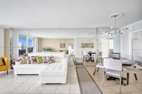 Condo in Hallandale Beach, Florida, 1 bedroom  № 2004798 - photo 9