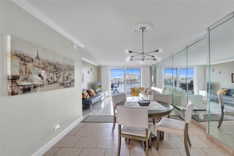 Condo in Hallandale Beach, Florida, 1 bedroom  № 2004798 - photo 11