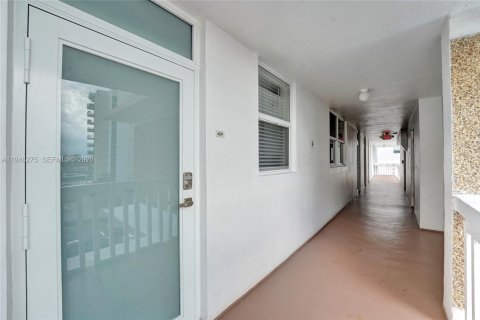 Condo in Hallandale Beach, Florida, 1 bedroom  № 2004798 - photo 29
