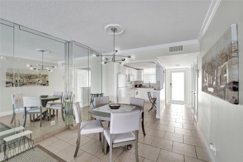Condo in Hallandale Beach, Florida, 1 bedroom  № 2004798 - photo 13