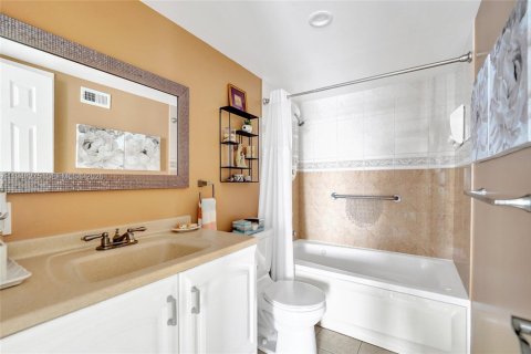 Condo in Hallandale Beach, Florida, 1 bedroom  № 2004798 - photo 25