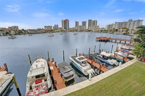 Condo in Hallandale Beach, Florida, 1 bedroom  № 2004798 - photo 3