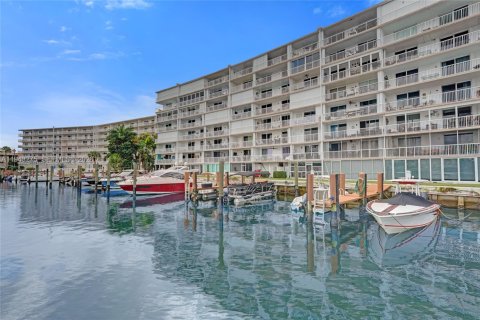 Condo in Hallandale Beach, Florida, 1 bedroom  № 2004798 - photo 4