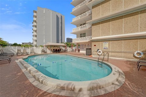 Condo in Hallandale Beach, Florida, 1 bedroom  № 2004798 - photo 30