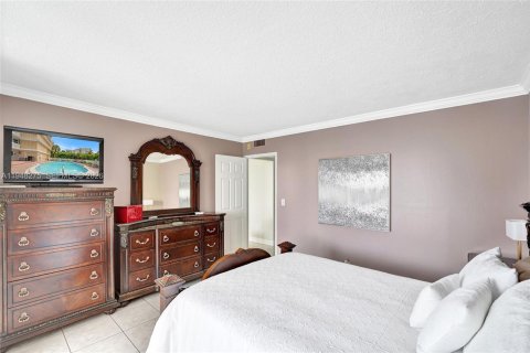 Condo in Hallandale Beach, Florida, 1 bedroom  № 2004798 - photo 24