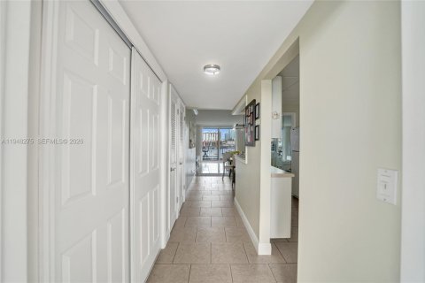 Condo in Hallandale Beach, Florida, 1 bedroom  № 2004798 - photo 7