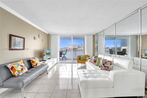 Condo in Hallandale Beach, Florida, 1 bedroom  № 2004798 - photo 6