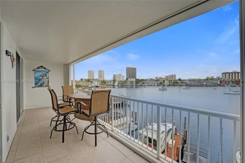 Condo in Hallandale Beach, Florida, 1 bedroom  № 2004798 - photo 19