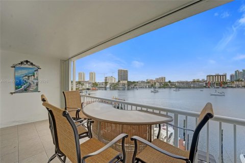 Condo in Hallandale Beach, Florida, 1 bedroom  № 2004798 - photo 21