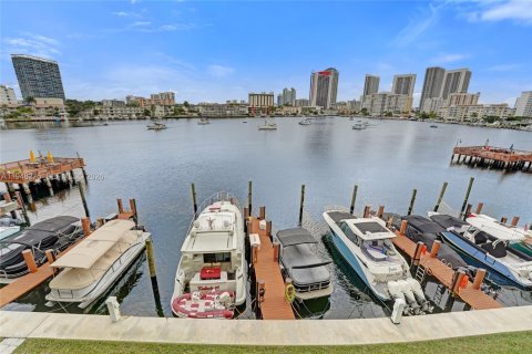 Condo in Hallandale Beach, Florida, 1 bedroom  № 2004798 - photo 2
