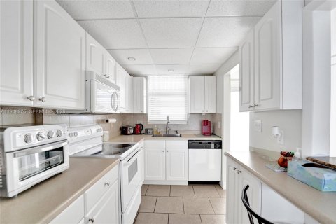 Condo in Hallandale Beach, Florida, 1 bedroom  № 2004798 - photo 16