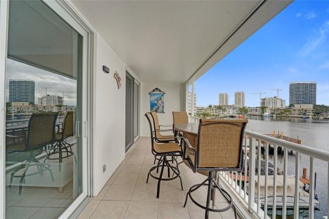 Condo in Hallandale Beach, Florida, 1 bedroom  № 2004798 - photo 20