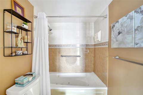 Condo in Hallandale Beach, Florida, 1 bedroom  № 2004798 - photo 26