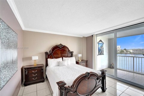 Condo in Hallandale Beach, Florida, 1 bedroom  № 2004798 - photo 23