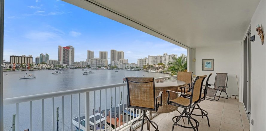 Condo in Hallandale Beach, Florida, 1 bedroom  № 2004798