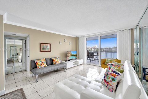 Condo in Hallandale Beach, Florida, 1 bedroom  № 2004798 - photo 5