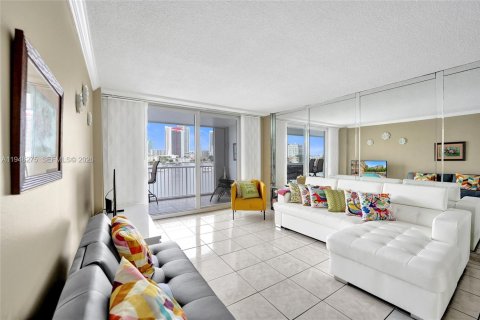Condo in Hallandale Beach, Florida, 1 bedroom  № 2004798 - photo 10
